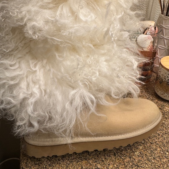 Ugg Lida Curly Sheepskin Mongolia fluffy Suede Boots Size 8 like new - Picture 4 of 6